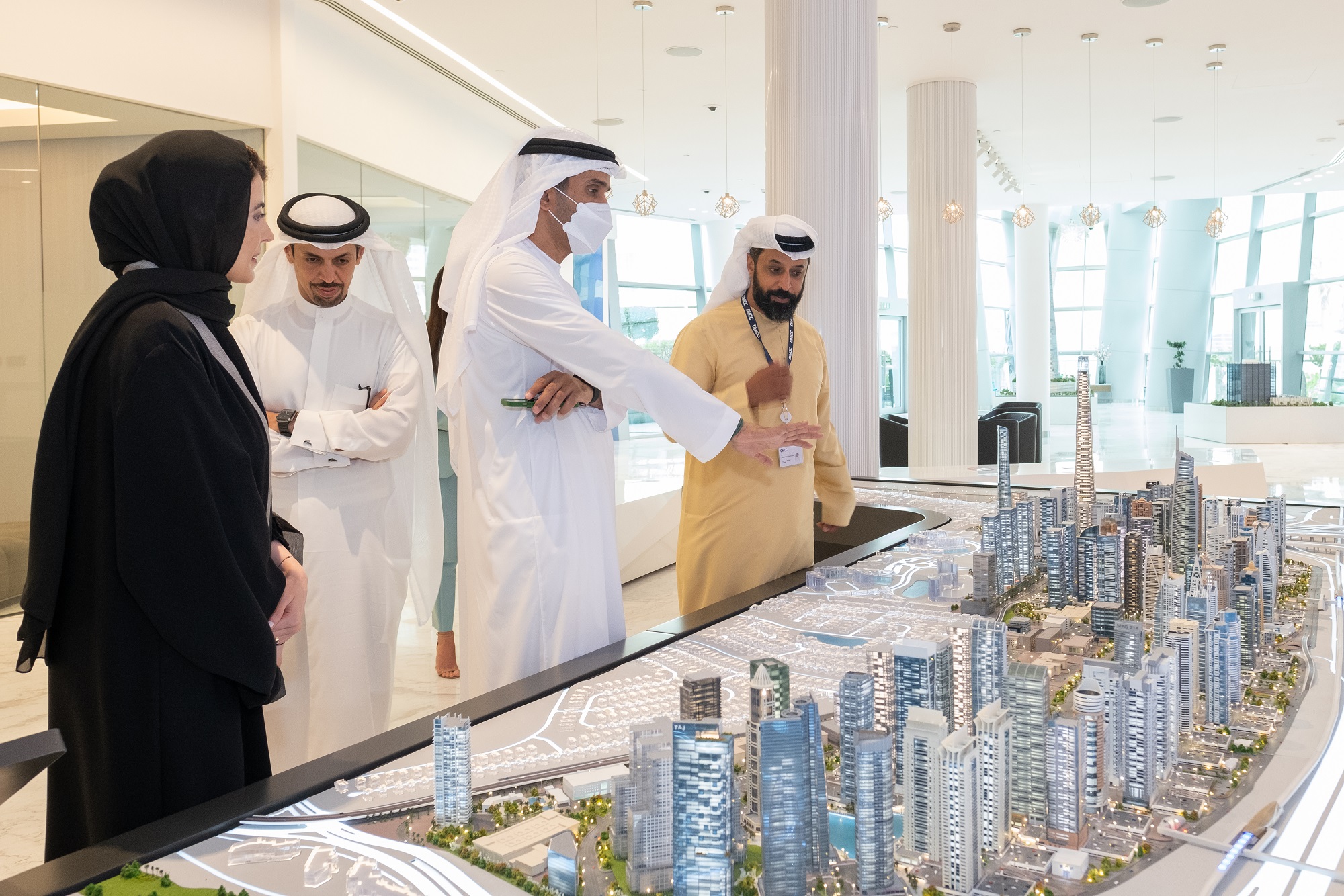 يستقبل مركز دبي للسلع المتعددة معالي عبد الله البسطي في مقره ومنشآته التجارية في دبي
