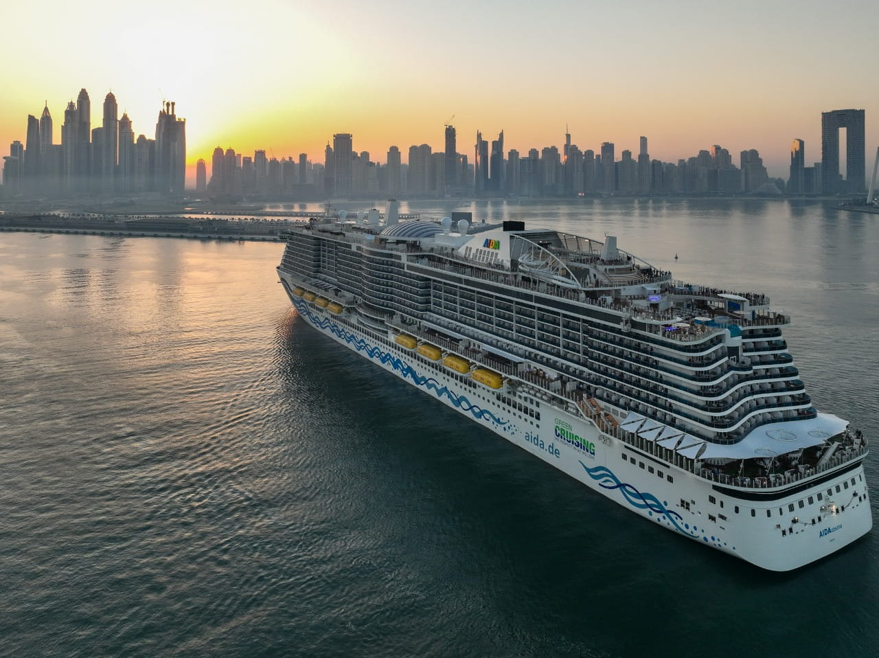 Dubai Harbour welcomes first passengers for the 2022/23 cruise season