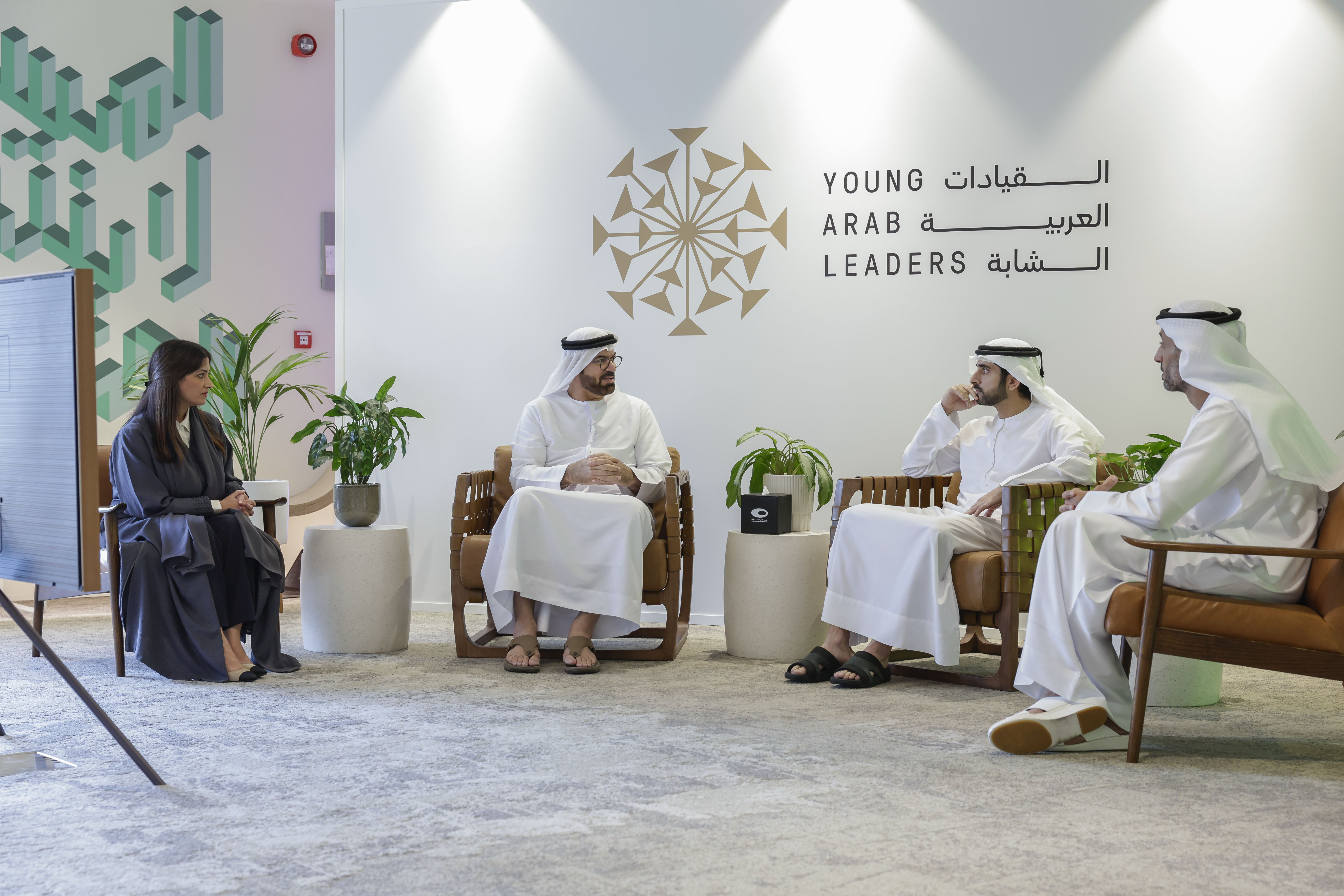 حمدان بن محمد يقيّم الخطط المستقبلية للقادة العرب الشباب