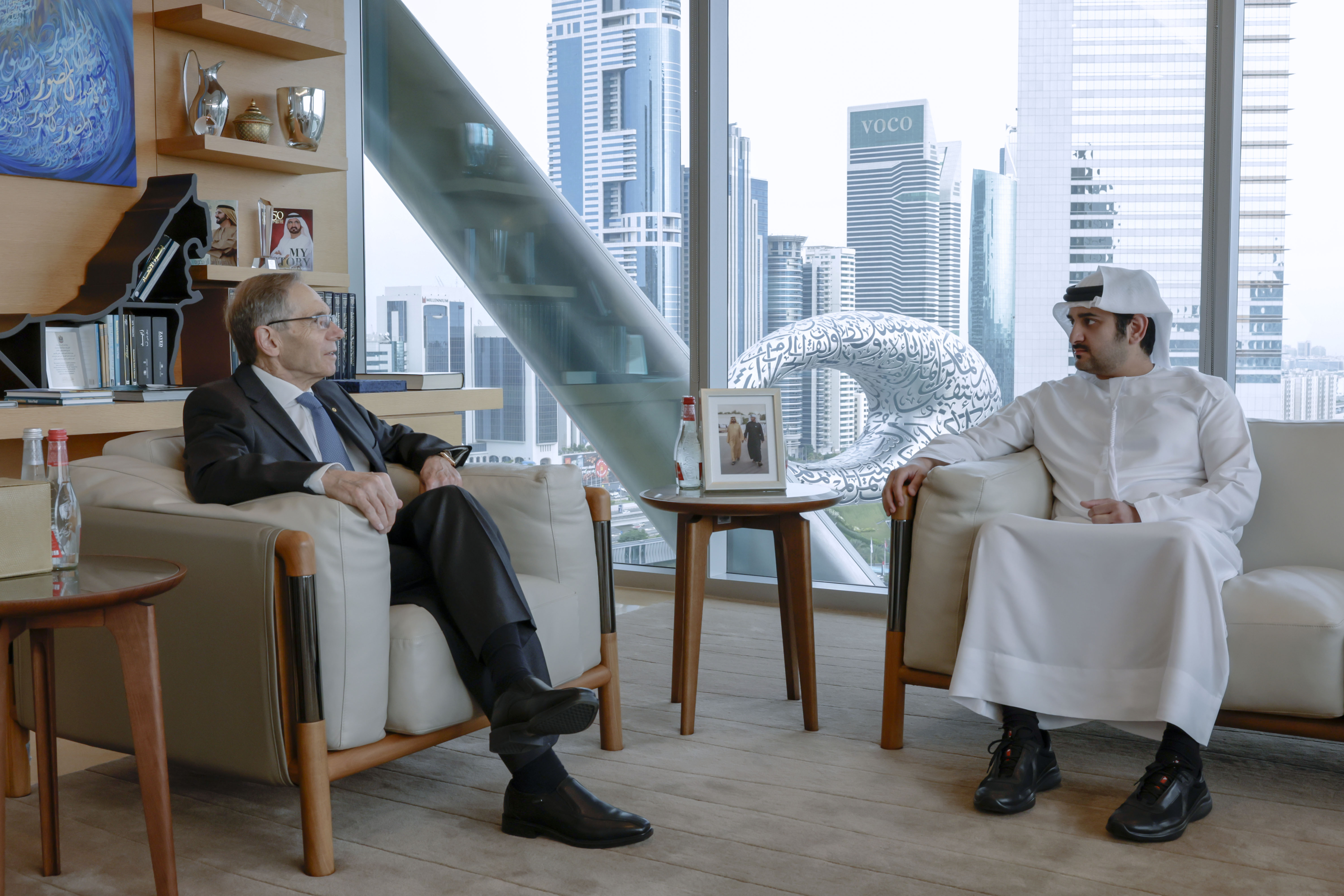 مكتوم بن محمد التقى كبار المسؤولين في مركز دبي للتحكيم الدولي