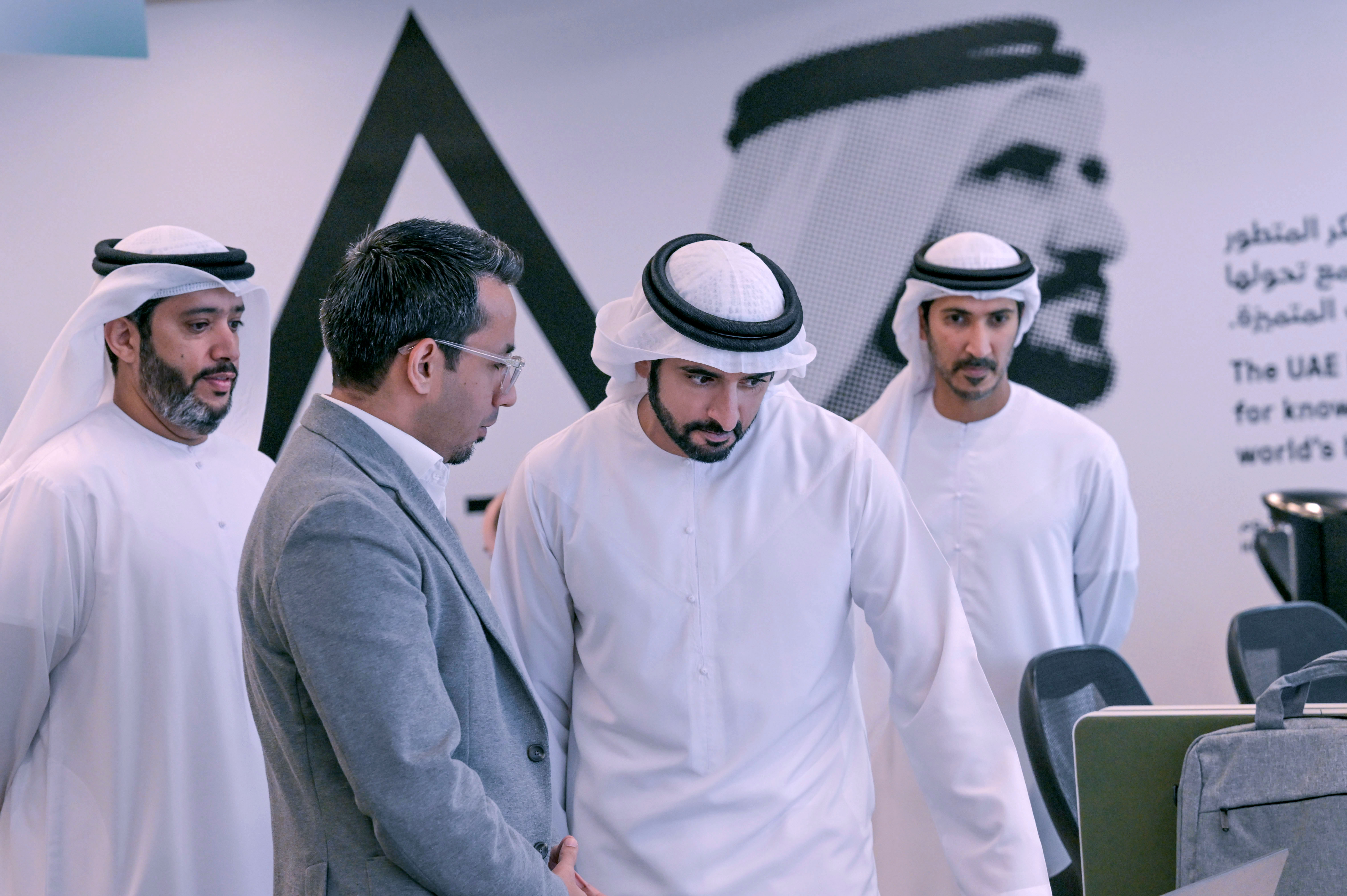 حمدان بن محمد يلتقي خبراء الذكاء الاصطناعي في برنامج مسرعة الأعمال التابع لمؤسسة دبي للطيران المدني
