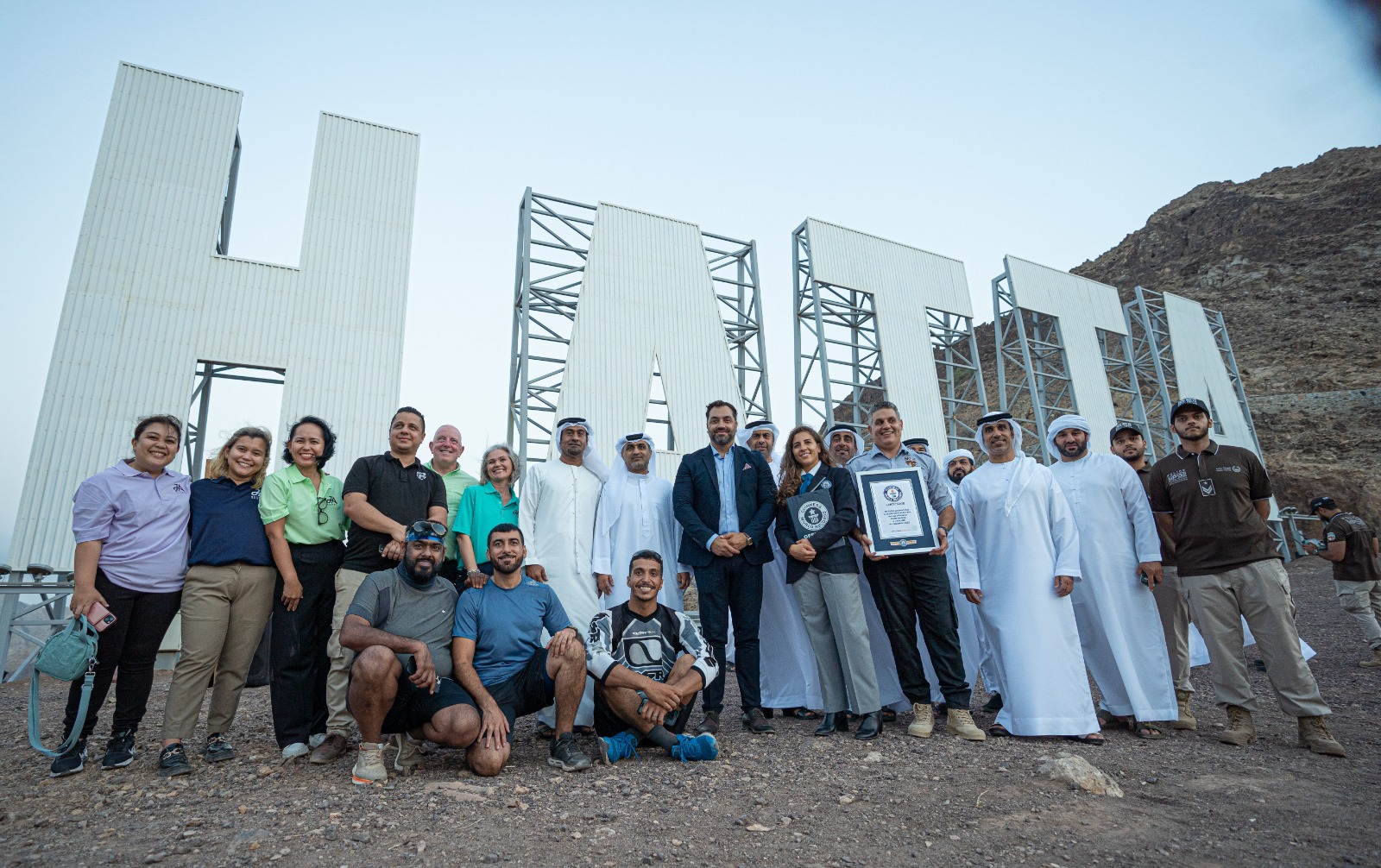 لافتة دبي القابضة الشهيرة بالحركة البطيئة التي يبلغ طولها 19.28 مترًا تدخل موسوعة غينيس للأرقام القياسية™