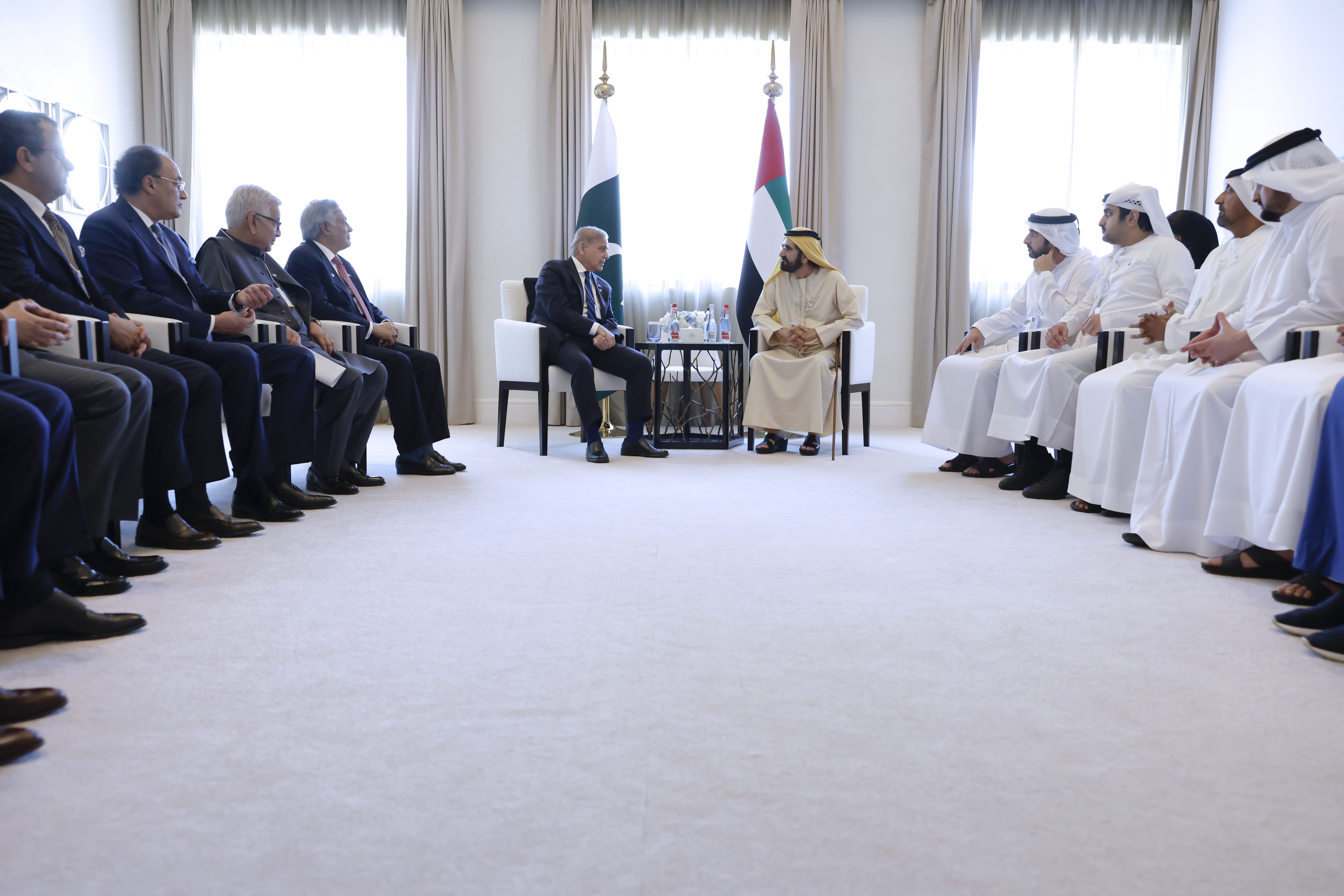 Mohammed bin Rashid meets with the Prime Minister of Pakistan