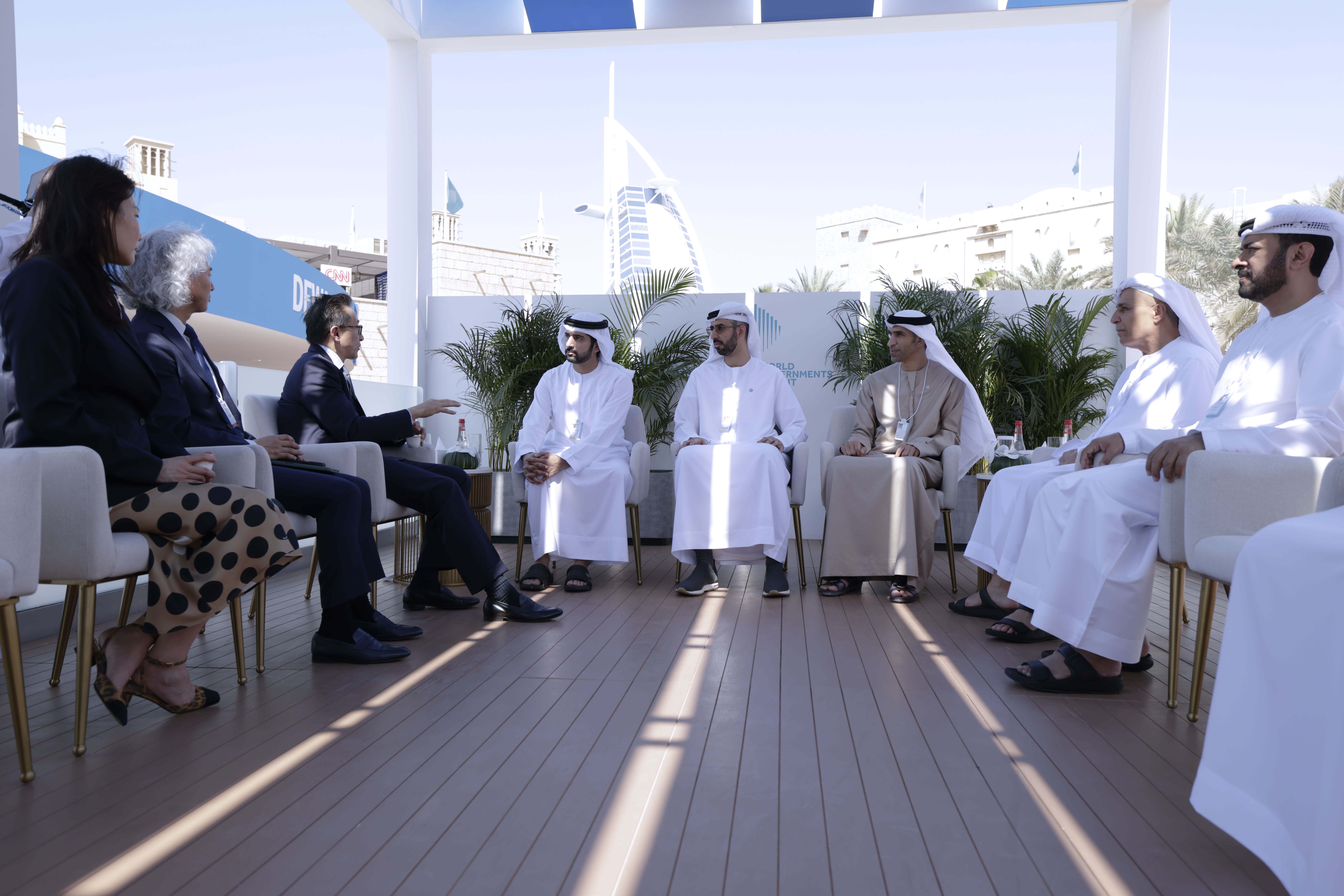 Hamdan bin Mohammed meets with Chairman of Alibaba Group