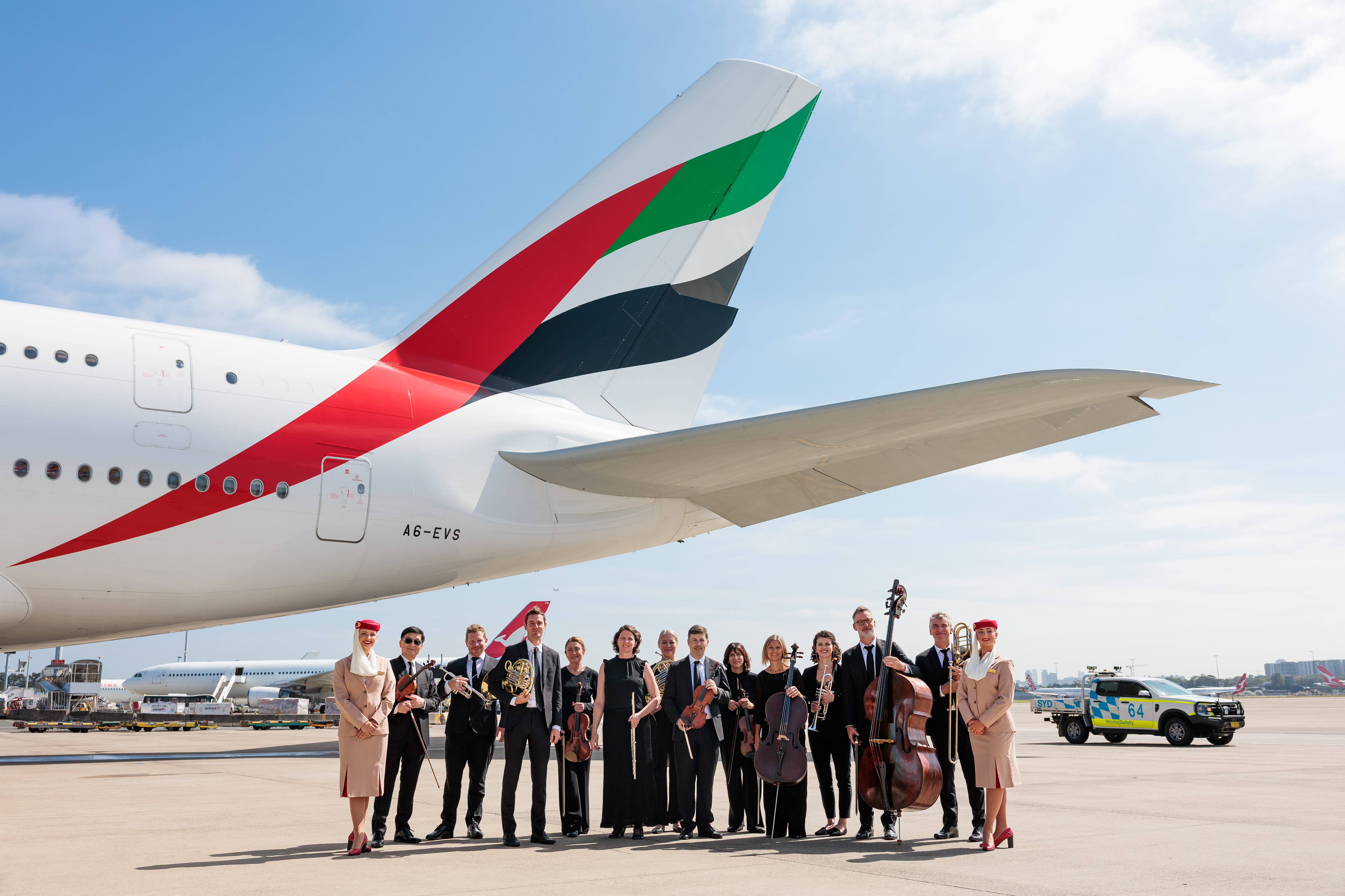 sydneysymphonyorchestraperformsatsydneyairportinfrontofemiratesrsquoflagshipa380tocelebratepartnersh